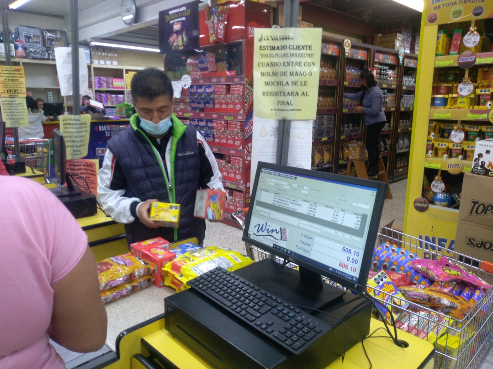 Cajero escaneando productos con WinCaja