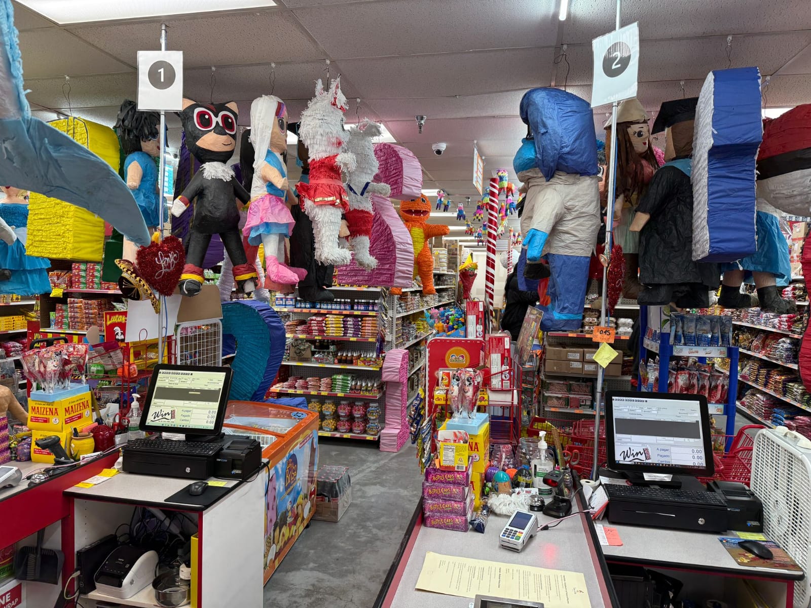 Tienda con dos cajas registradoras WinCaja y piñatas